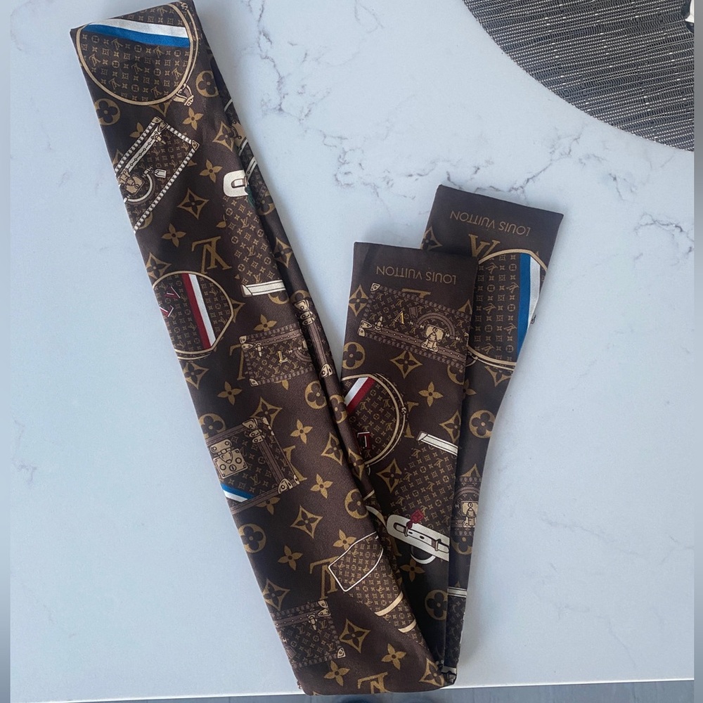 Louis Vuitton trunk twilly